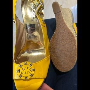Woman’s Michael Kors Wedge Sandal Yellow & Gold Size 7
